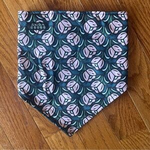 Skida floral bandana fleece-lined with Velcro closure